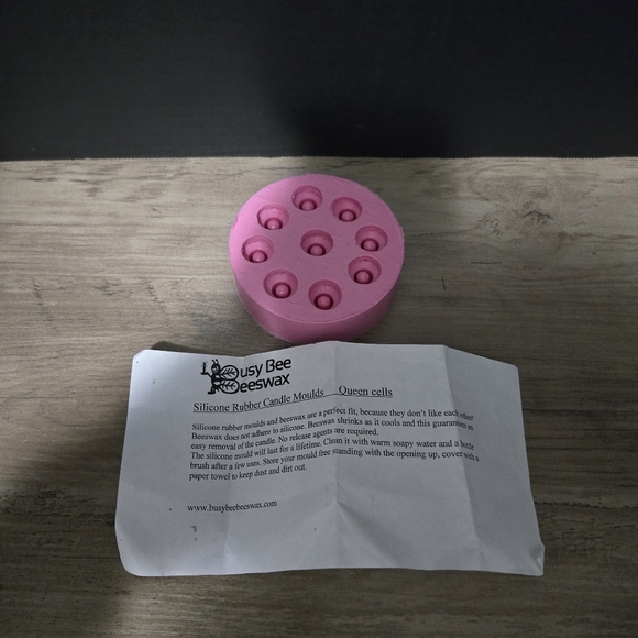 Busy Bee Silicone Queen Cell Mold - Picture 1 of 4